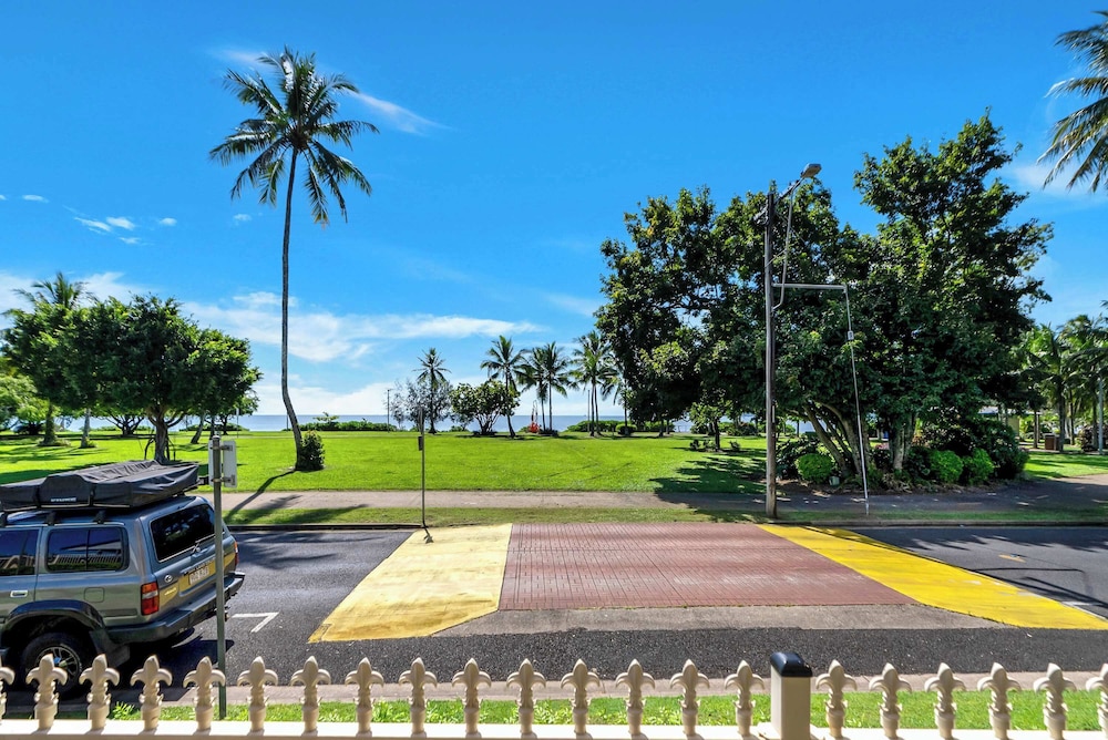 Rainforest Reef Retreat - Esplanade Ground-floor Apartment