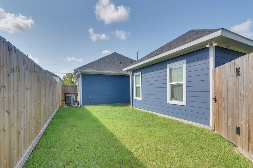 Patio & Fenced Yard: Home Close to Dtwn Houston!