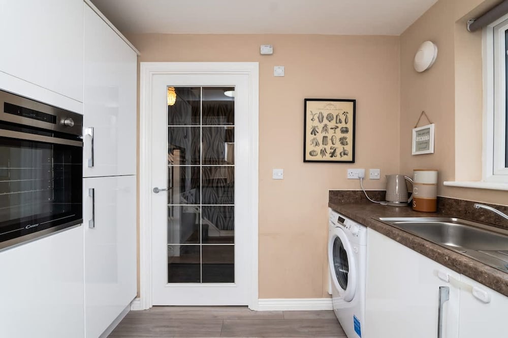 3 Bedroom House-private Parking