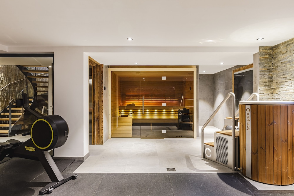 Chalet Black Squirrel Luxury Retreat With hot tub Sauna