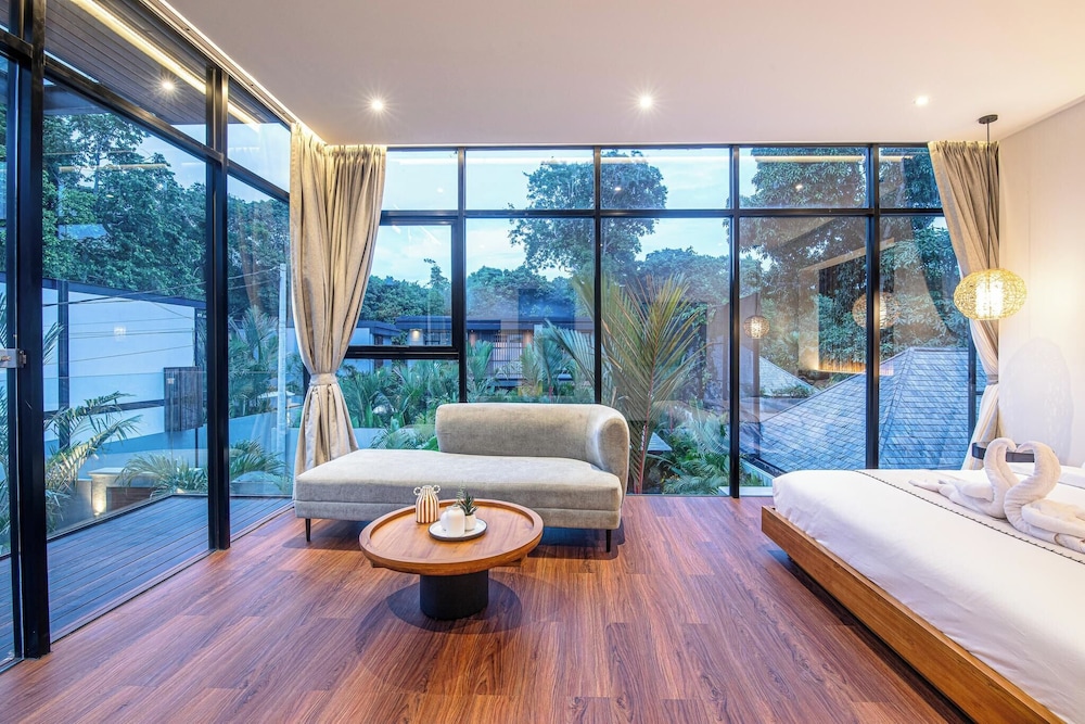 Elegant 6BR Canggu Villa Steps From the Ocean