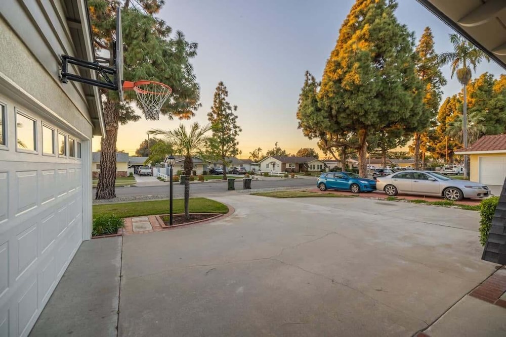 Marbella Lane - Charming 4BR Bungalo for Relaxing Retreat