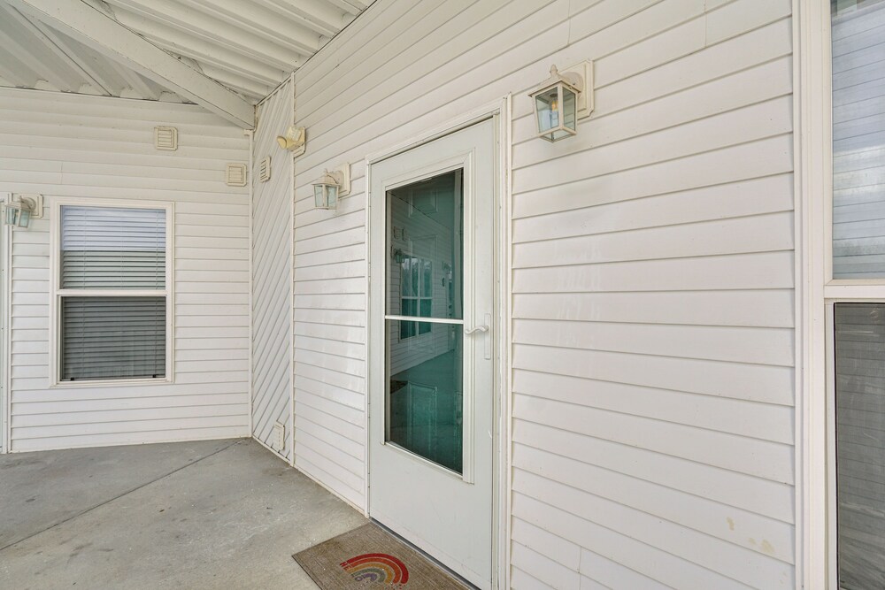 5th-floor Lakefront Condo: Elevator + Pool Access!