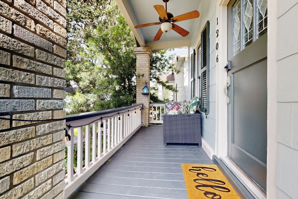 2-story Galveston Getaway w/ Balcony & Patio