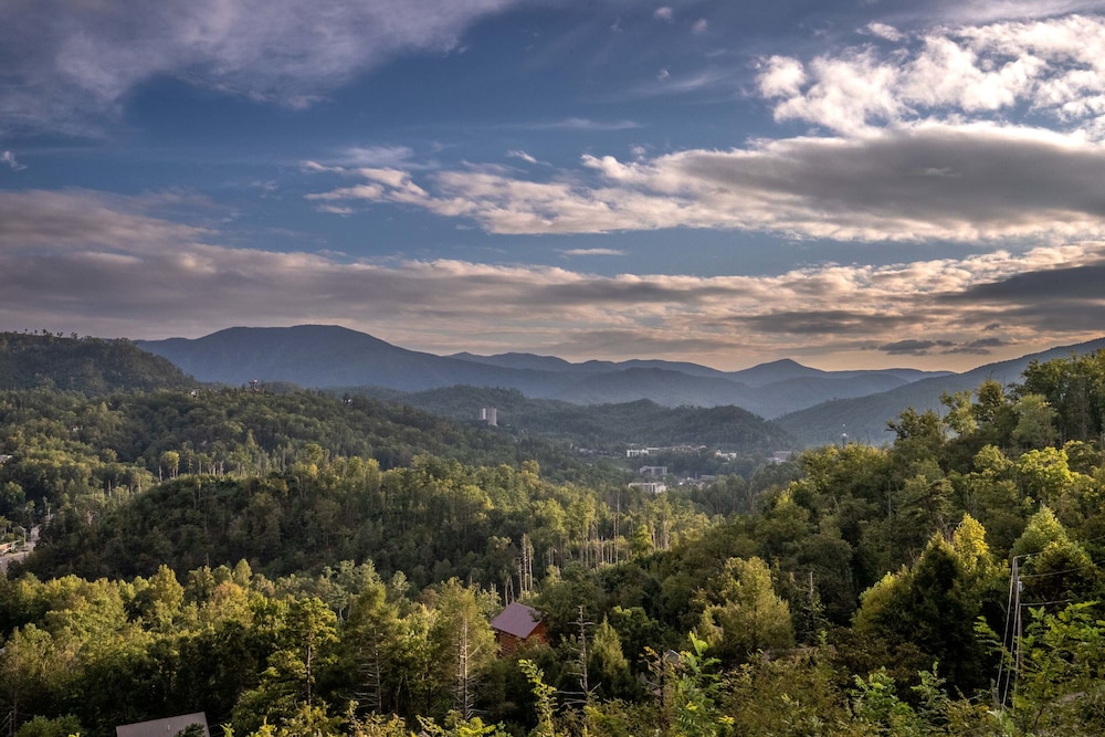 Raccoon Ridge Retreat - Gatlinburg Mountain Escape