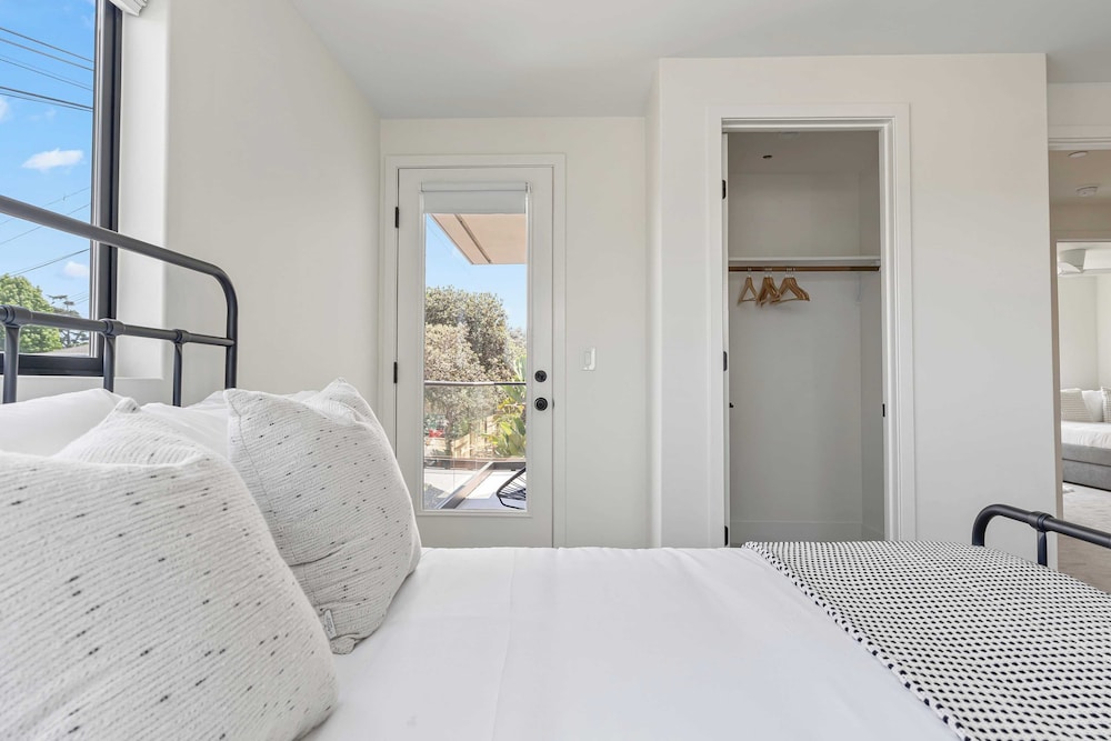 2 Homes in San Clemente by Avantstay Sleeps 26, Steps From Sunset Cliffs, Ocean Beach & Dining