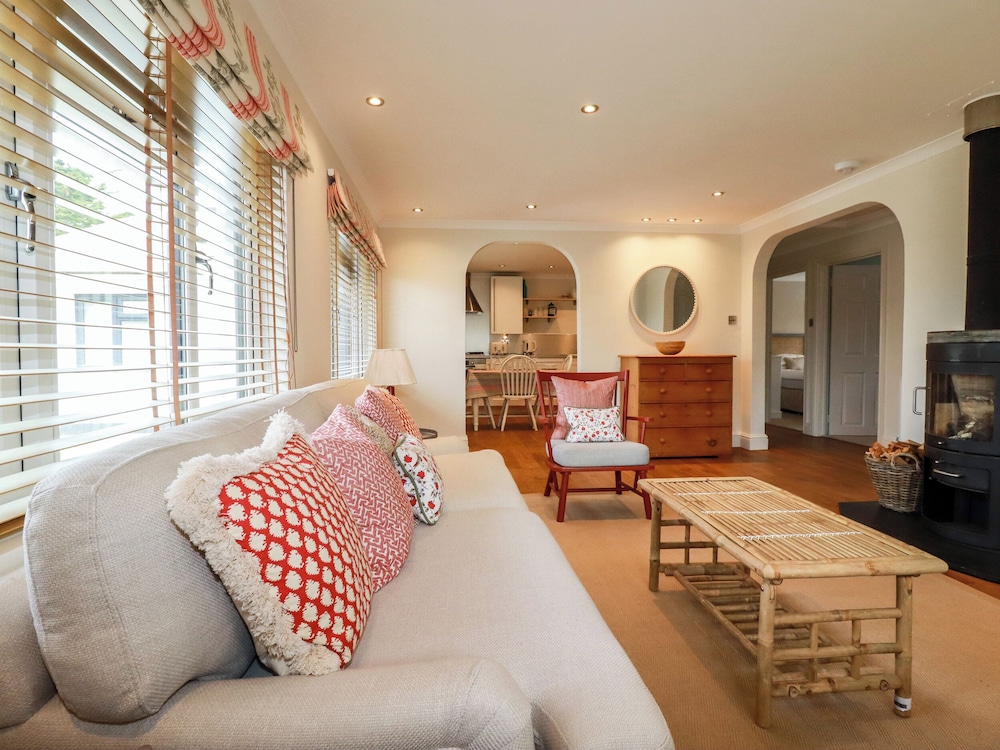 6 Trelawney Court