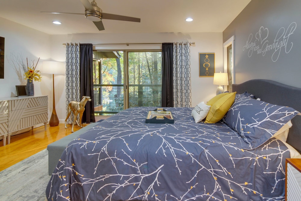 Festive Lakefront Escape: Blue Ridge Holiday Home