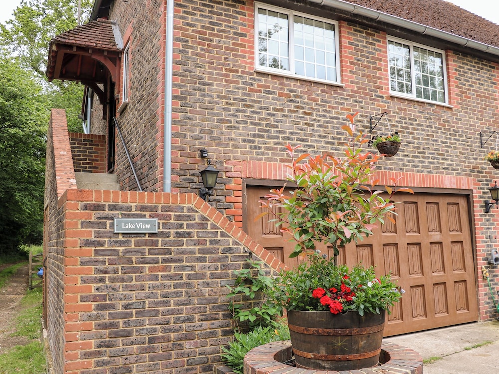 Crawley Vacations - Miswells Cottages - Lake View - Property Image 2