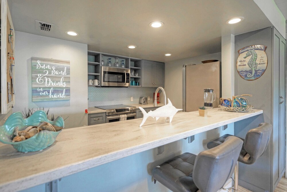 Pour Me a Vacation Mins to Beach, Community Pool+tennis Court, Private Balcony