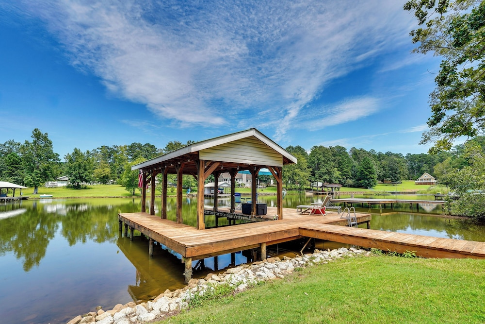 Fish, Swim & More: Quiet Retreat on Lake Sinclair!