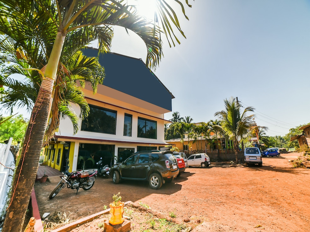 OYO 28139 Hotel Empire
