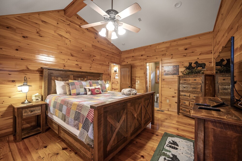 Chautauqua 2 Bedroom Cabin by Redawning view 3