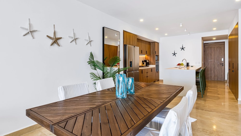 Stylish Beachfront 2BR - Balcony & Pools