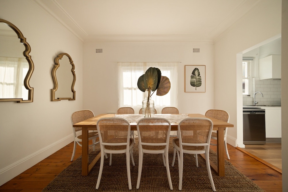 Sunlit Coastal Retreat Close to Cafes and Beach