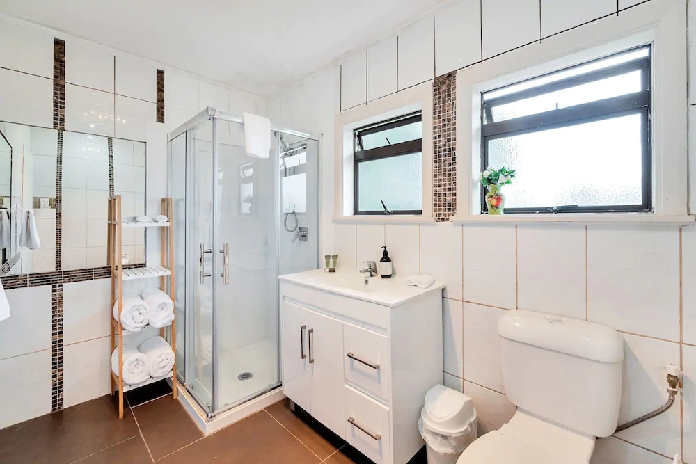 Kiwi Holiday Home near Airport view 4