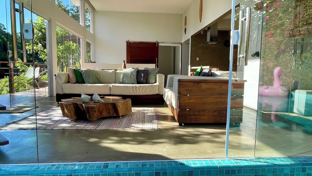 Casa c/ Piscina Privativa, 3 Suítes Sala integrada