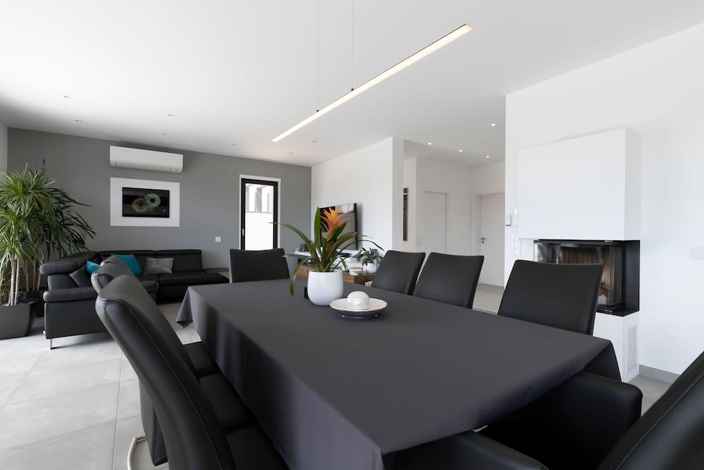 Manatee Modern Luxurious Villa