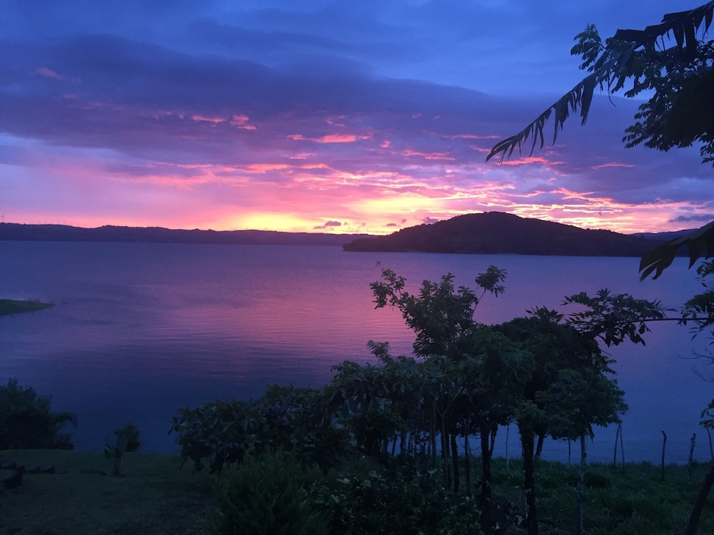 BlueBay Bugenvil Lake Lodge