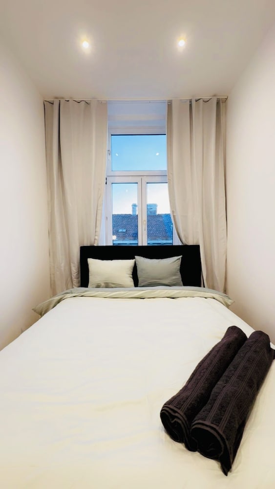 Lovely 4BR Apt Near Kaufpark Alterlaa