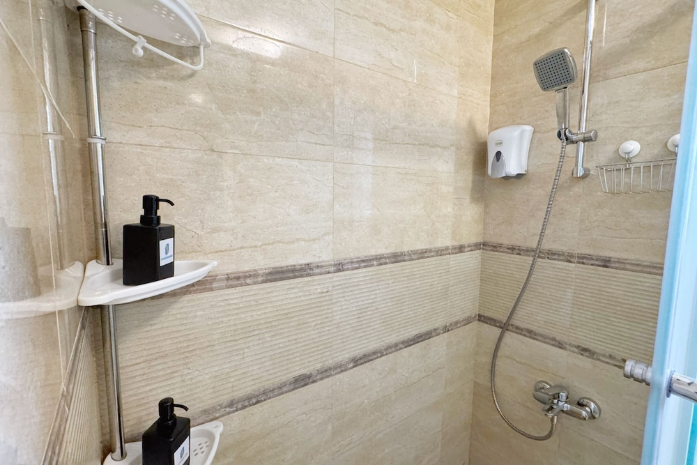 Calm & Classy 2BR - 5 min to Airport