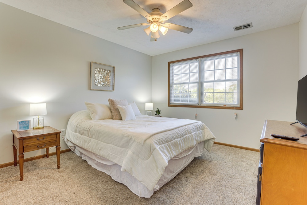 3 Mi to Wvu: Condo w/ Deck in Morgantown