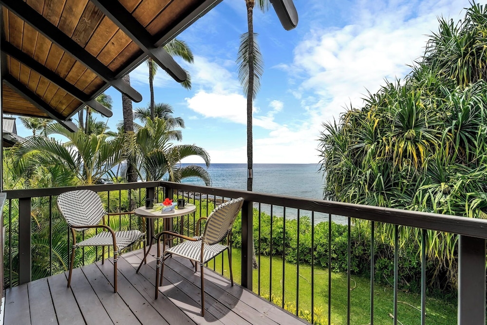 Beautiful Oceanfront - Air-conditioned - Sleeps 6 - Walk to Beach - Vrkcv