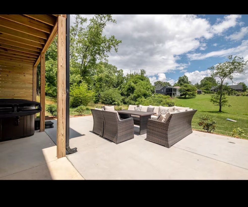 Downtown Brevard Retreat &Cyclists Dream