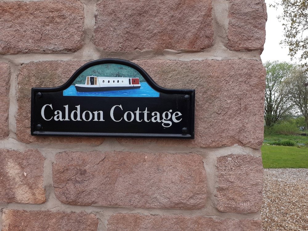 Canal-side 5-bed Cottage - Sleeps 10, Pet Friendly
