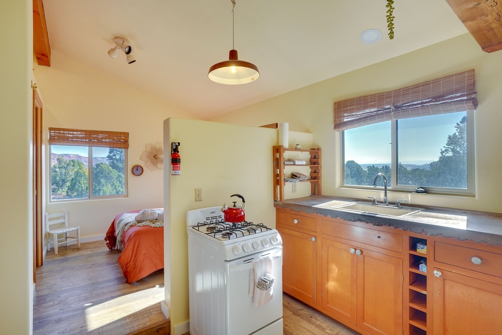 Kanab Studio Escape: Stargaze, Hike, Relax! view 4