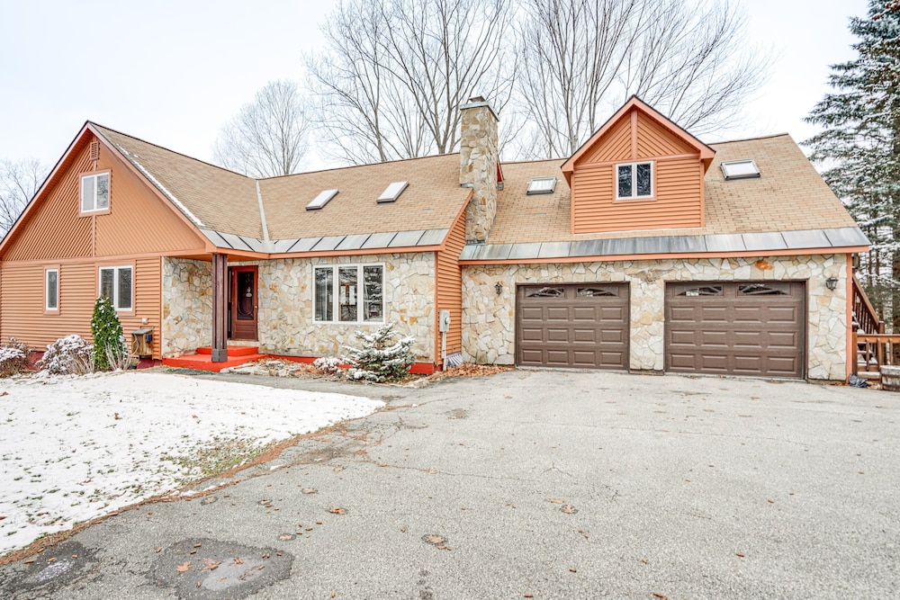 Bennington Home w/ Deck ~ 5 Mi to Bald Mountain! view 4