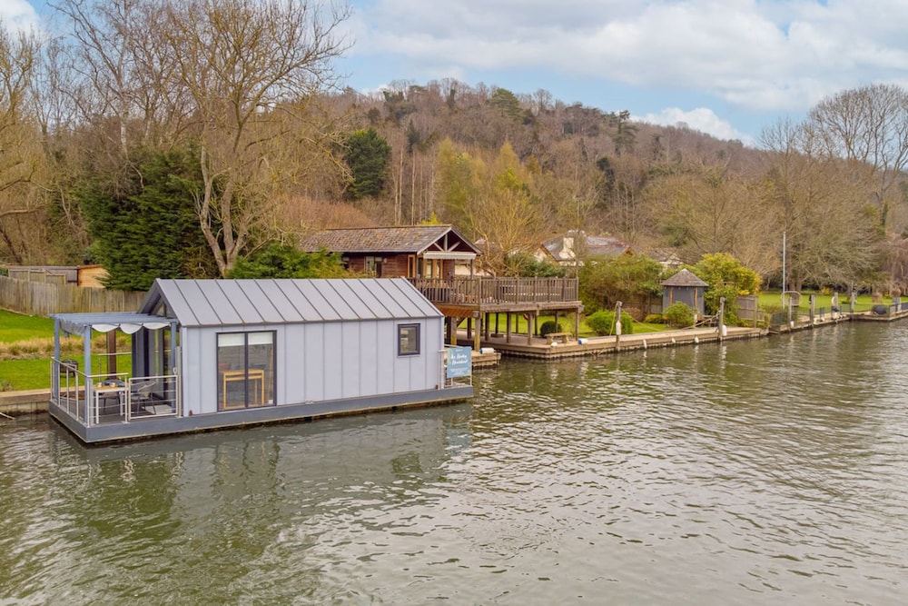 Ondine Houseboat on the Thames - From 160 Per Night