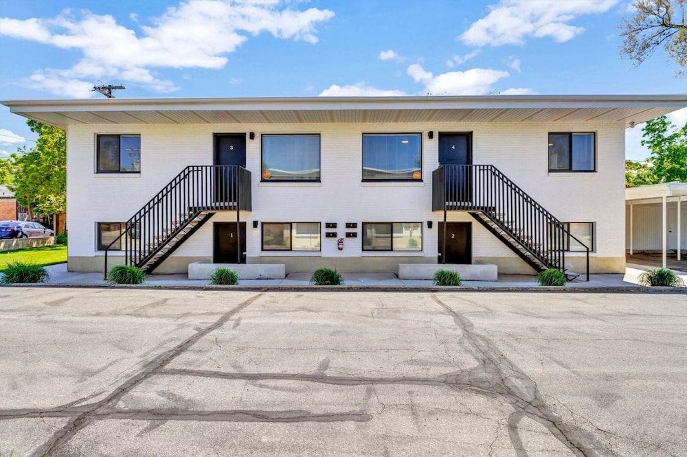 Charming 2BR w King Queen Close to SLC view 4