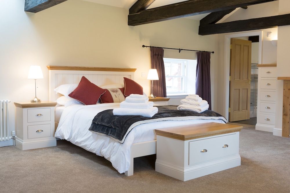 Characterful Couples Getaway in a Country Estate view 3