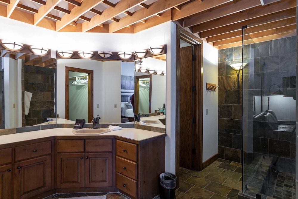 Pinnacle at Deer Valley Resort - Four Bedroom Condo with Hot Tub #1263 4 Condo
