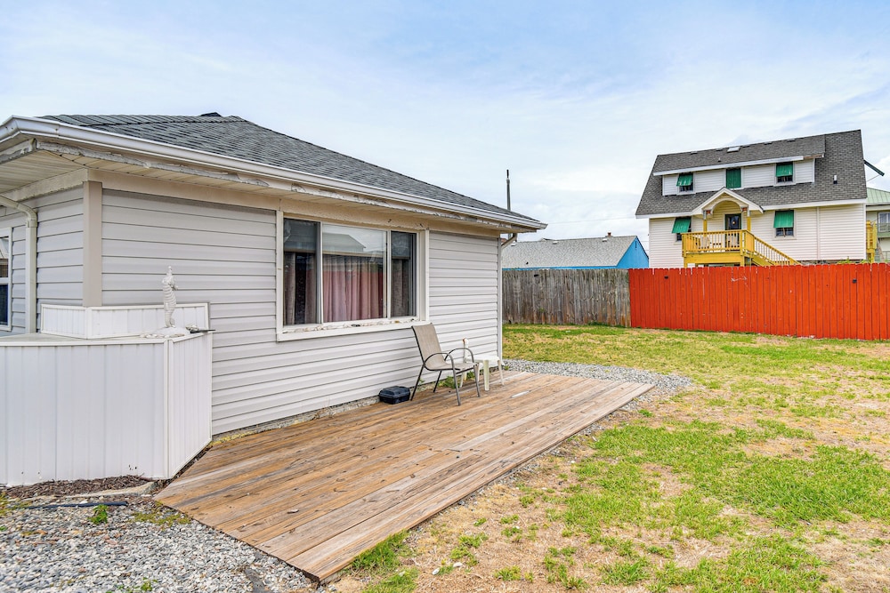 < 1/2 Mi to Beach Access + Pier: OBX Getaway
