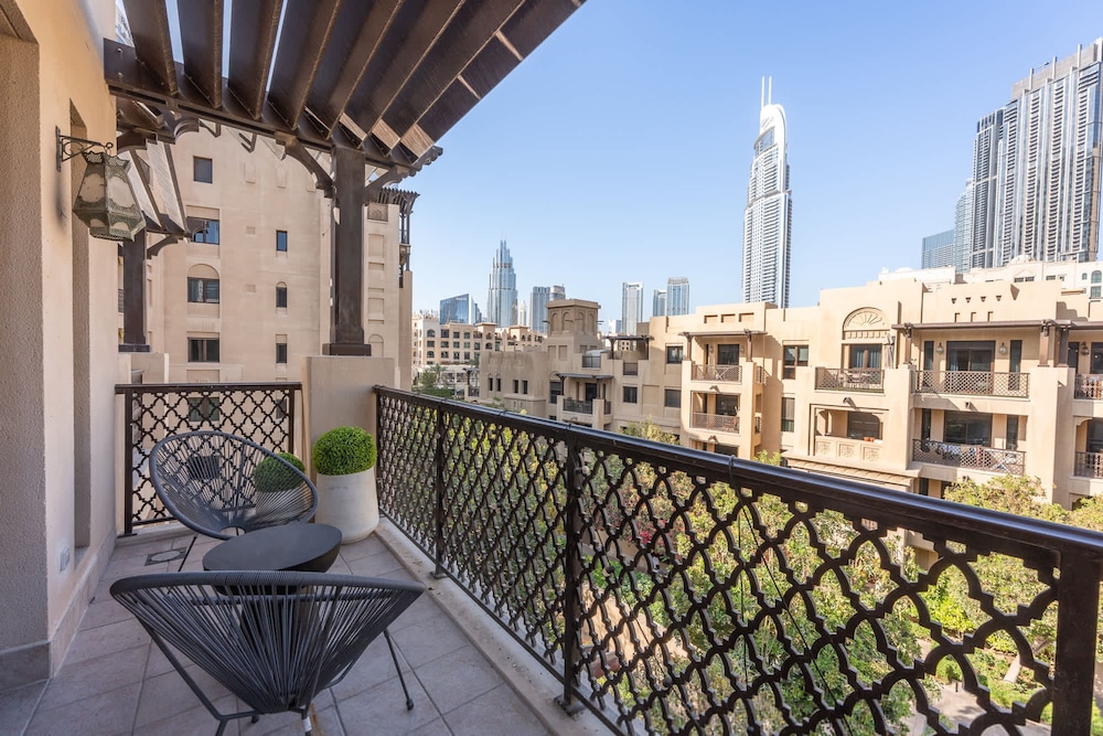 Luxury 2BR Apartment With Full Burj Khalifa View 2-min Walk to Dubai Mall