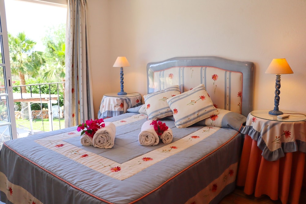 Idyllic Farm House With Huge Garden for 14pax