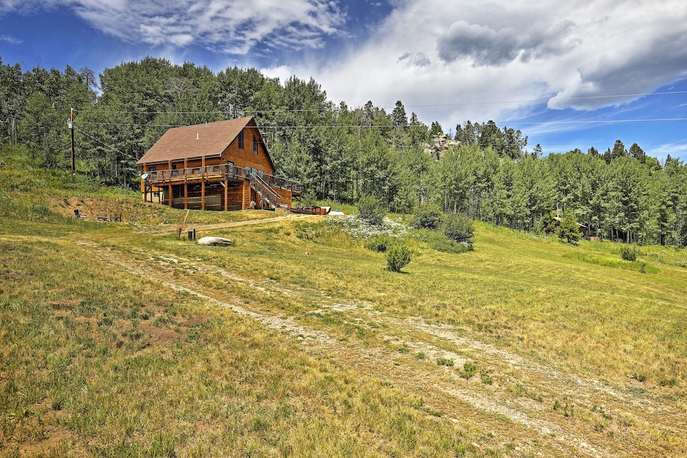 Hot Tub + Mtn Views: Gore Pass Kremmling Cabin