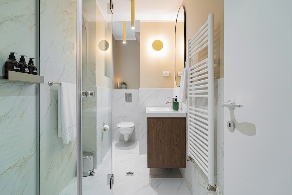 Designer 2-Bedroom Flat with Balcony & Full Amenities Steps from Piata Universitatii
