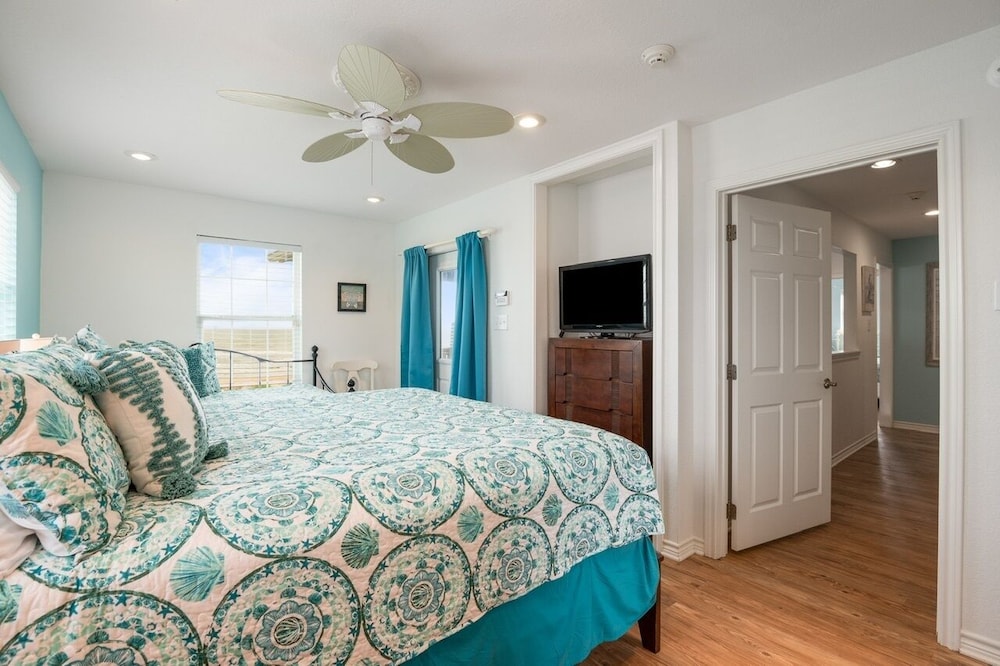 A Texas Star 3 Bedroom Home by RedAwning view 2