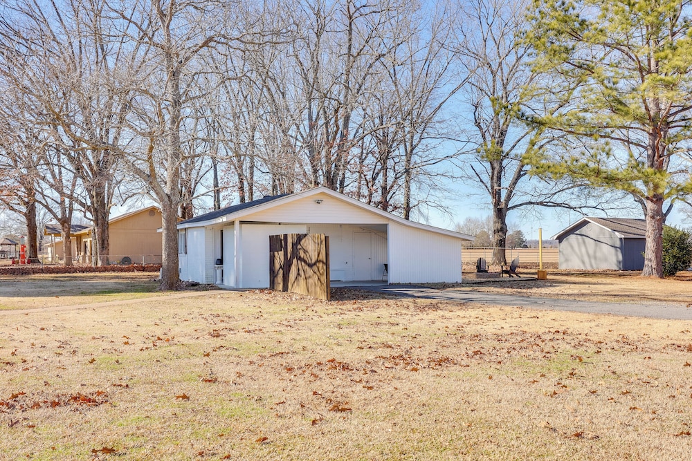 Pet-friendly Studio w/ Yard & Fire Pit in Vilonia!