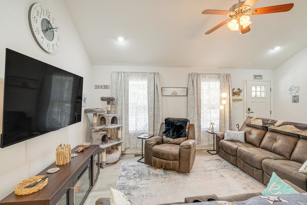 1 Mi to Colonial Beach Boardwalk: Home w/ Fire Pit