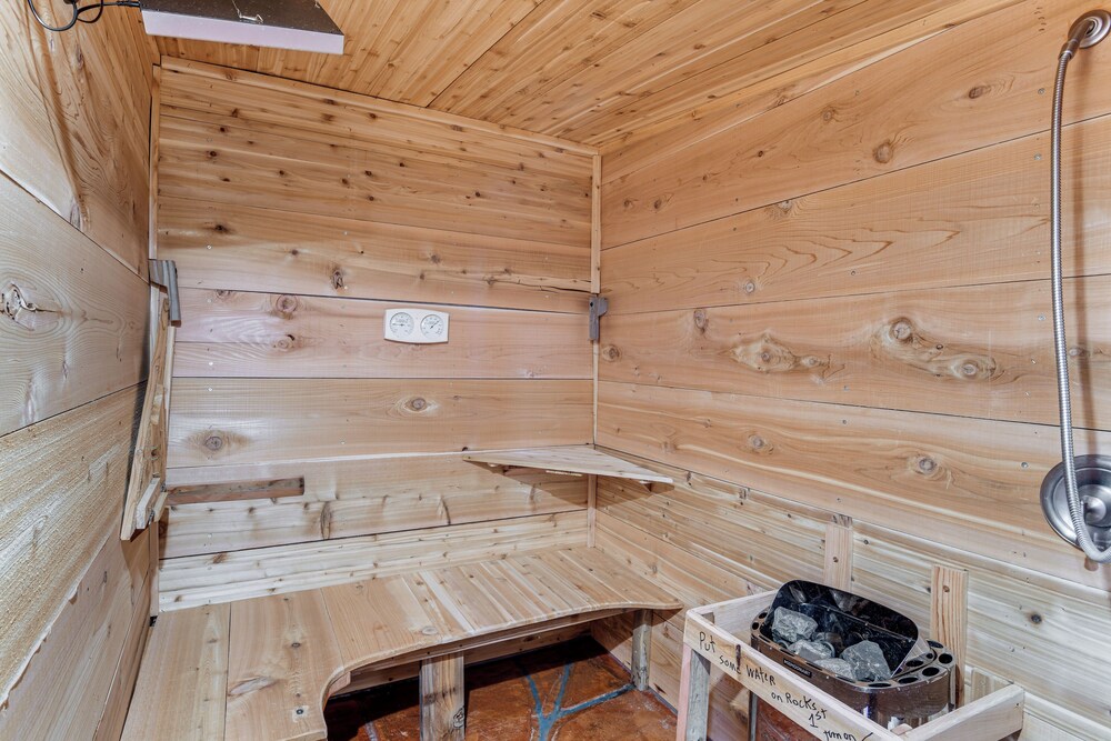 5 Mi to Lake: Secluded Pinedale Retreat w/ Sauna!