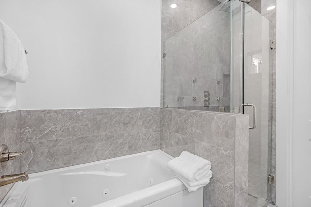 Luxurious 3 Bed3 Bath Near Downtown Houston
