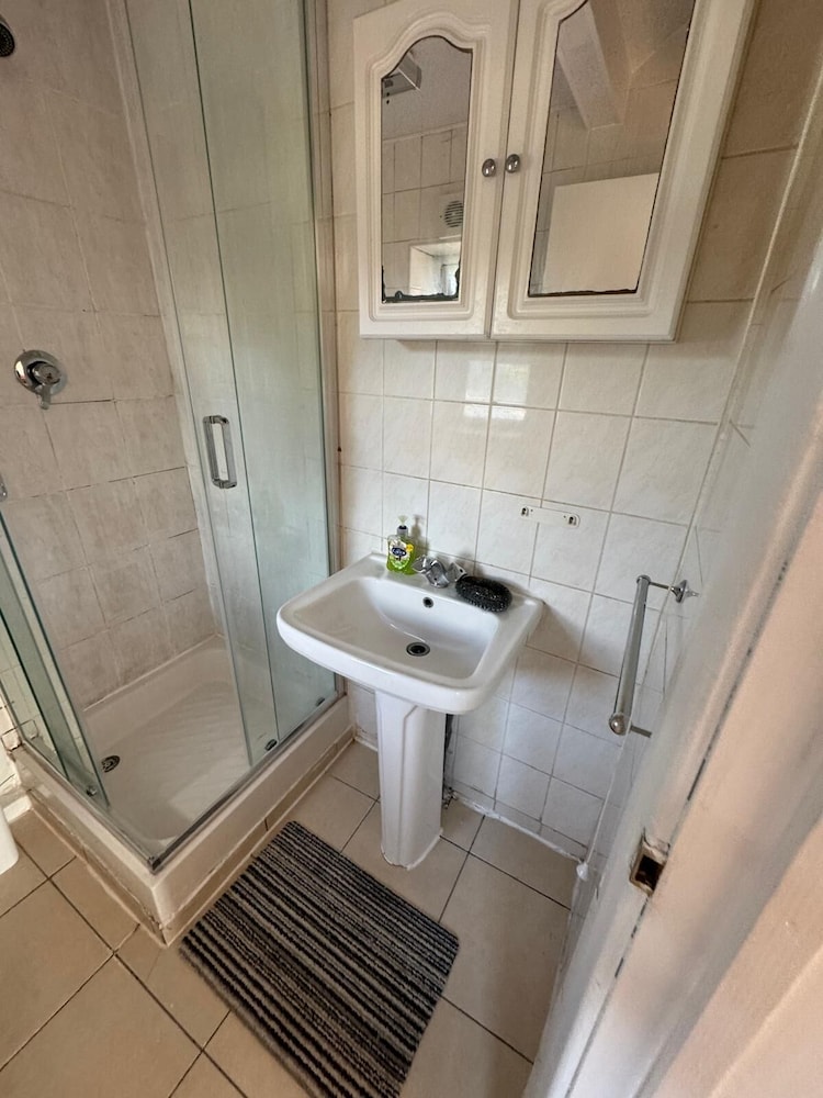 3BR Home Near Hounslow West Tube Station