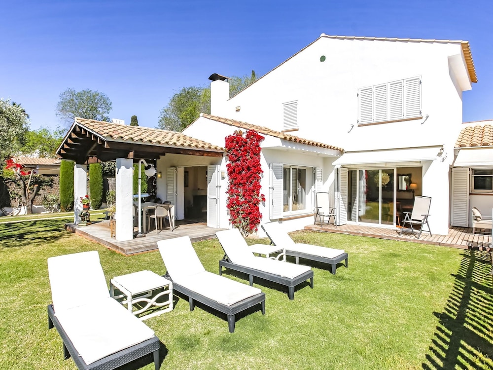 Casa Independiente con Jard n y Piscina Privada