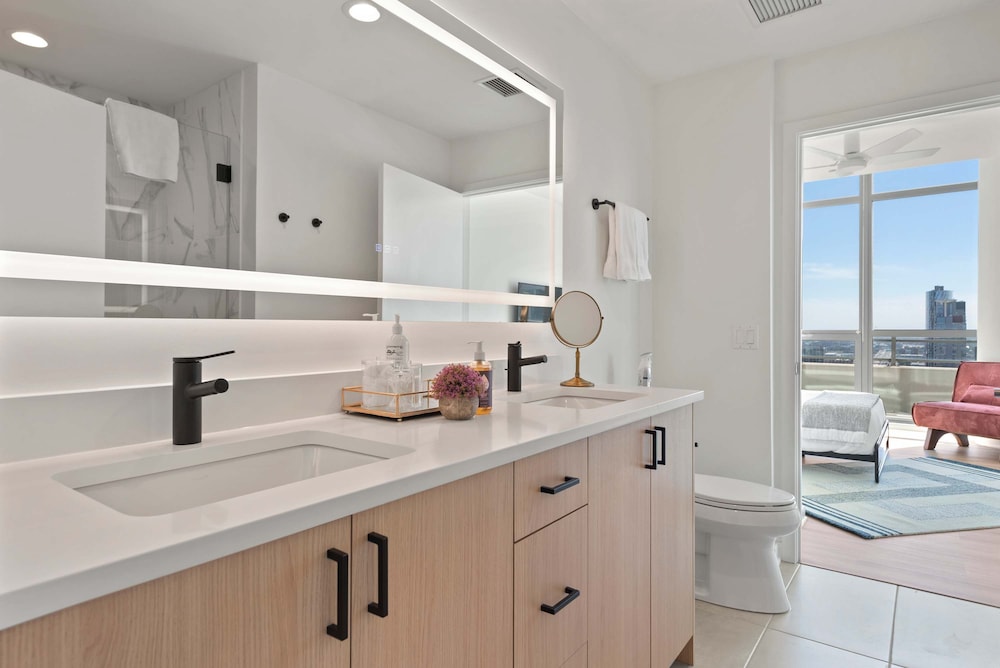 West Loop PH Fireplace Deck Incredible Views