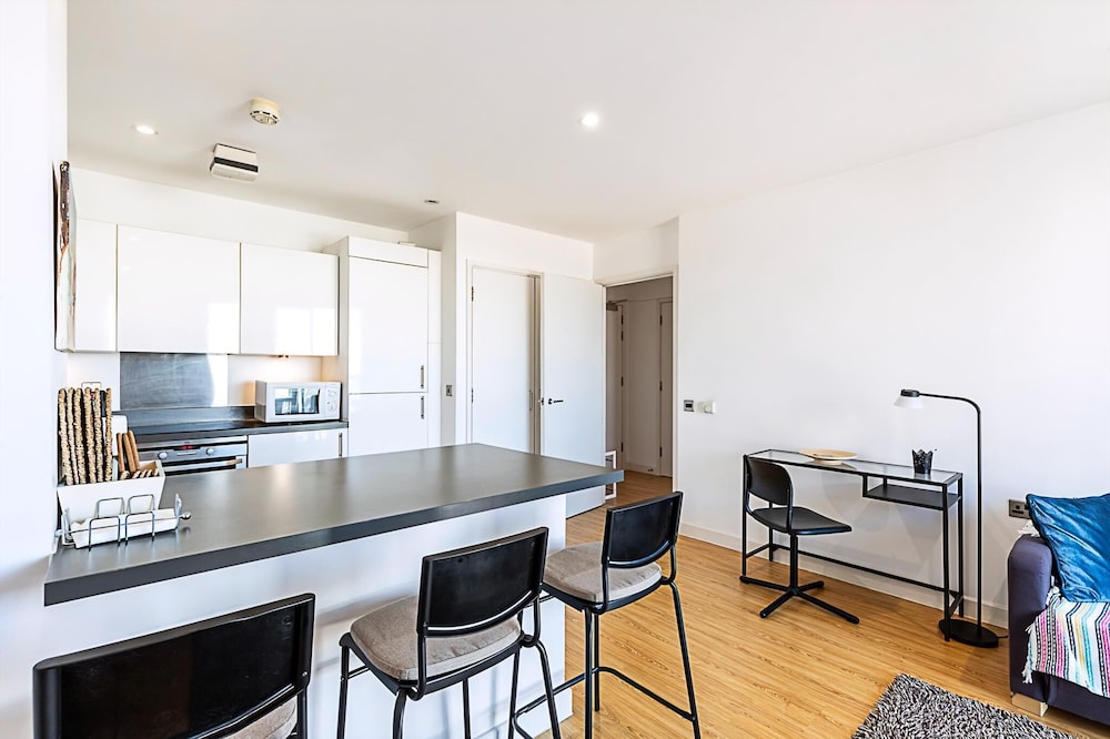 Bright Camden Retreat With Balcony
