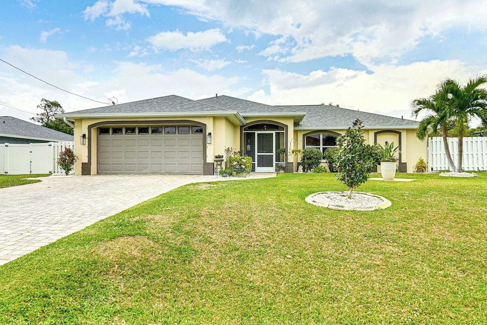 4 Mi to Public Beach: Cape Coral Paradise!